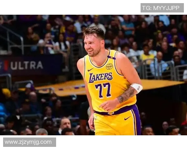 足球球星观看NBA比赛感受与对比分析：跨界运动员的篮球热情与见解